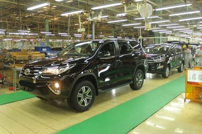 Ilustrasi produksi mobil Toyota Fortuner di pabrik TMMIN di Karawang, Jawa Barat.