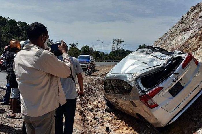 Toyota Calya terjang tebing hingga atap nyaris gepeng di Sei Temiang, Sekupang, kota Batam