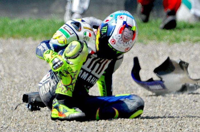 Valentino Rossi crash di MotoGP Italia 2010 dan mematahkan tulang tibia kanannya
