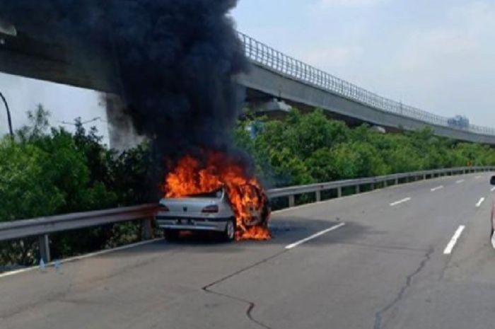 Peugeot 306 ludes dilumat api