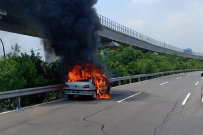 Peugeot 306 ludes dilumat api