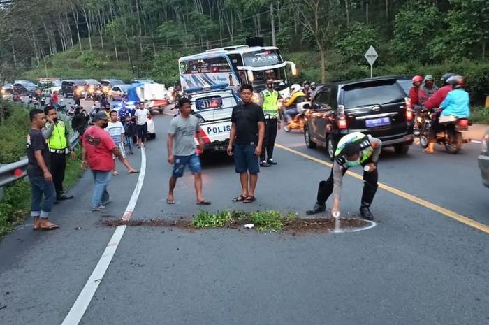 Anggota Sat Lantas Polres Semarang melakukan olah TKP tabrak lari di daerah Jlegong, Desa Gemawang, Kecamatam Jambu, Kabupaten Semarang, Jawa Tengah, Minggu (4/10/2020)