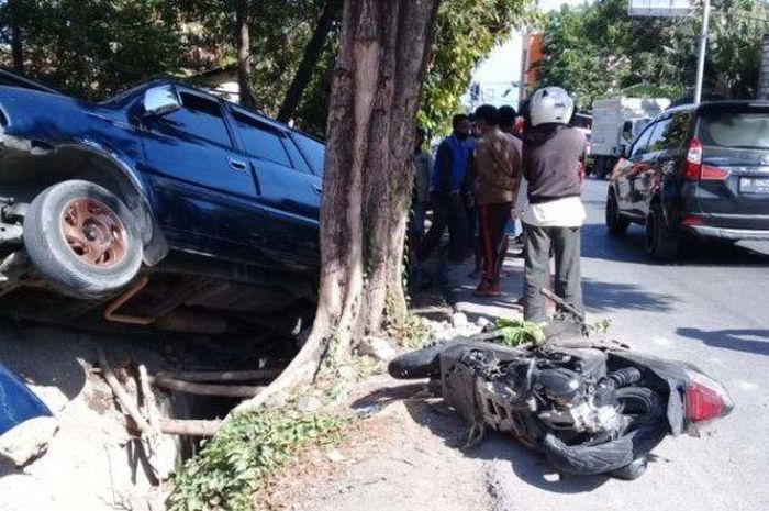 Kijang LGX ringsek terjang pengendara Honda BeAT hingga meninggal dunia