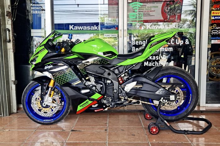 ZX-25R pakai bottom shock buatan Horsemotoshop. Jadi double disc brake dan dongkrak tampilan lebih keren