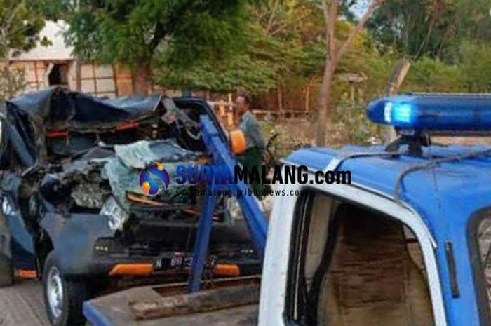 Daihatsu Gran Max hancur total terjang bak truk tronton di Tuban