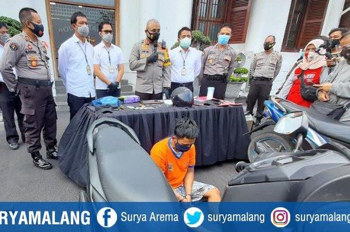 Tersangka dan barang bukti saat ditujukkan Kapolrestabes Surabaya, Kombes Pol Jhonny Edison Isir dan Kasat Reskrim Polrestabes Surabaya, AKBP Sudamiran di mapolrestabes Surabaya.