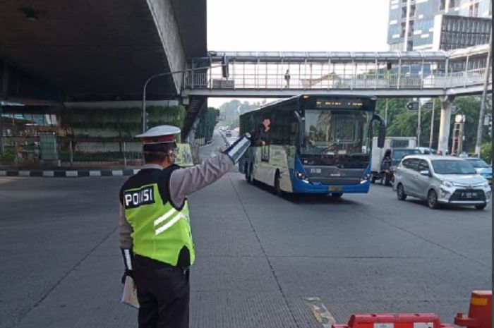 Polisi mengatur lalu lintas