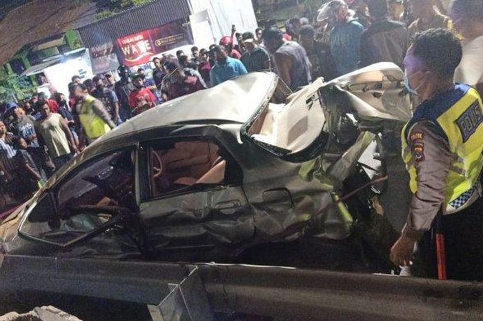 Honda Jazz terkoyak dihantam truk tangki di pertigaan Airnona, kota Kupang NTT