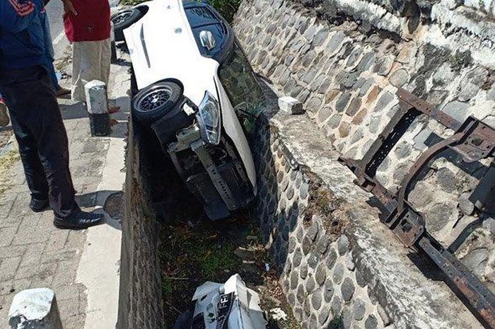 Datsun GO parkir vertikal di selokan, diduga pengemudi mengalami microsleep