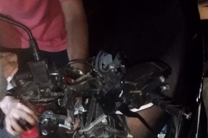 Honda Vario ringsek setelah hajar bak sampah