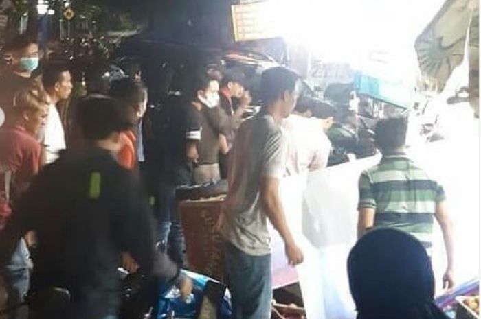 Toyota Fortuner tubruk anak dan ibu, empat motor dan dua ruko