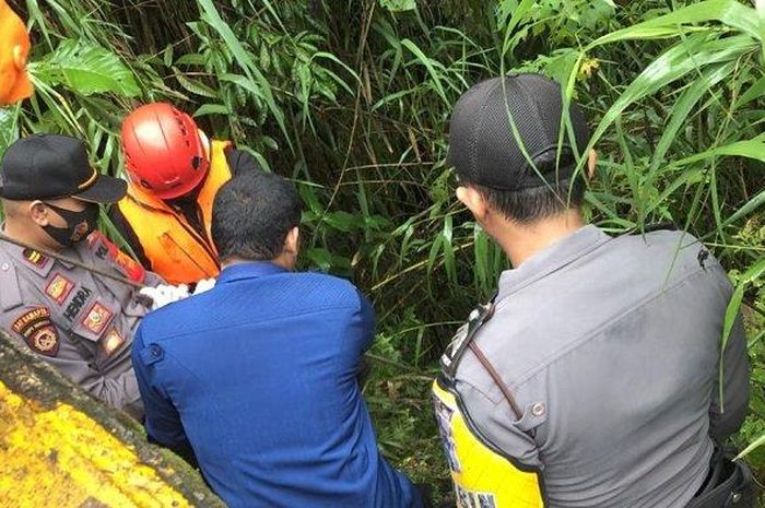 Pengendara dan penumpangnya meninggal dunia akibat kendaraan masuk ke jurang sedalam 50 meter di Jorong Air Mancur Silaing Kering, Nagari Singgalang, Kecamatan X Koto, Kabupaten Tanah datar, Sumatera Barat, Senin (5/10/2020) 