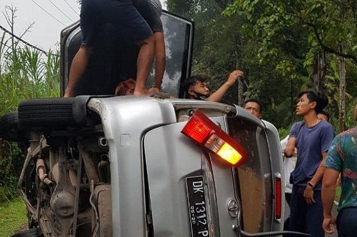 Sejumlah warga Payangan Gianyar tengah membantu dan berusaha mengeluarkan korban yang terjebak dalam mobil yang kecelakaan di Jalan Raya Kerta, Payangan, Gianyar, Bali, Selasa (6/10/2020)