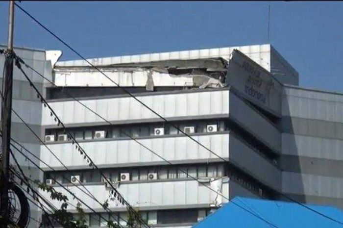 Atap Gedung Film yang berada di Jalan MT Haryono, Kelurahan Cikoko, Pancoran, Jakarta Selatan, ambruk, Rabu (7/10/2020). 