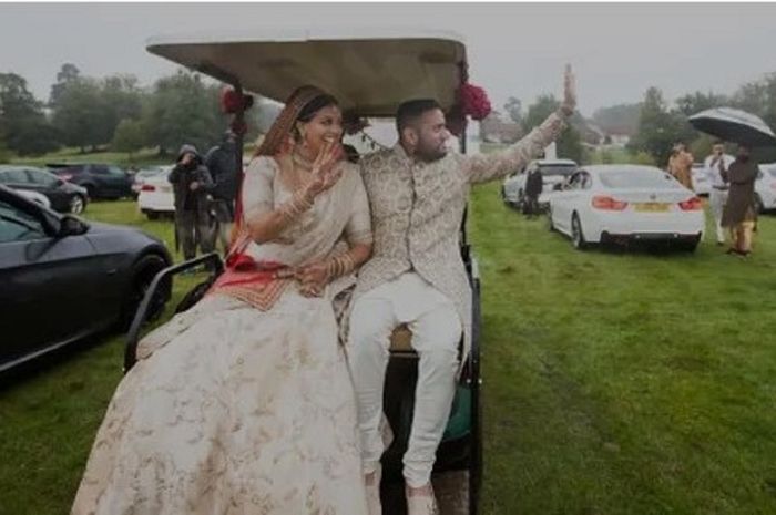 Dua pasangan di Inggris menikah dengan tamu di dalam mobil