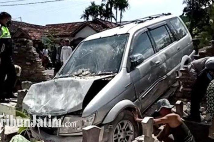 Mobil Isuzu Panther Touring milik warga Tulungagung yang tabrak tembok makam. 