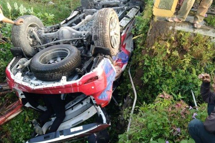 Toyota Fortuner kayang di dalam selokan saat dikemudikan Direktur Keuangan PT Efarina Etaham Group, Veranika Febriani Saragih