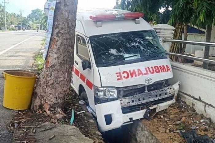 Toyota Hiace ambulans milik RSUD Munyang Kute kecelakaan tunggal di ruas jalan Banda Aceh-Medan