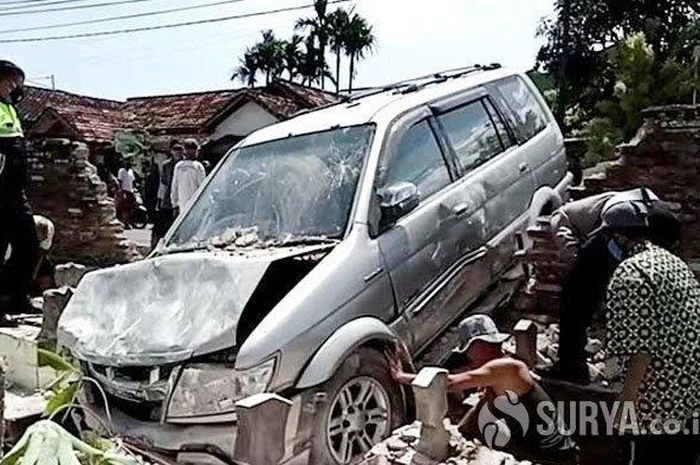 Isuzu Panther tubruk tembok makam