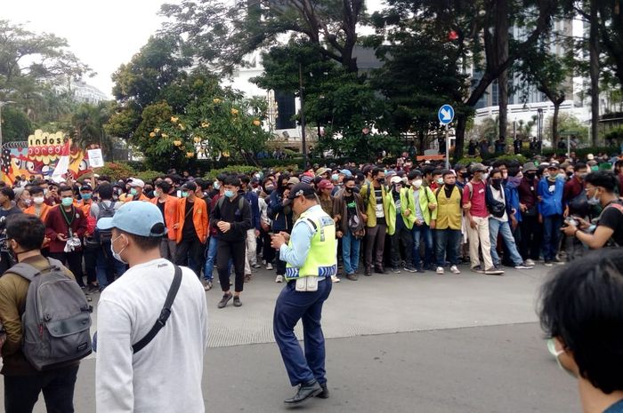 Sebanyak 25 bus Transjakarta terjebak demo buruh dan Mahasiswa (08/10/2020). Bus dan pelanggan didalam seluruhnya dalam kondisi aman dan selamat