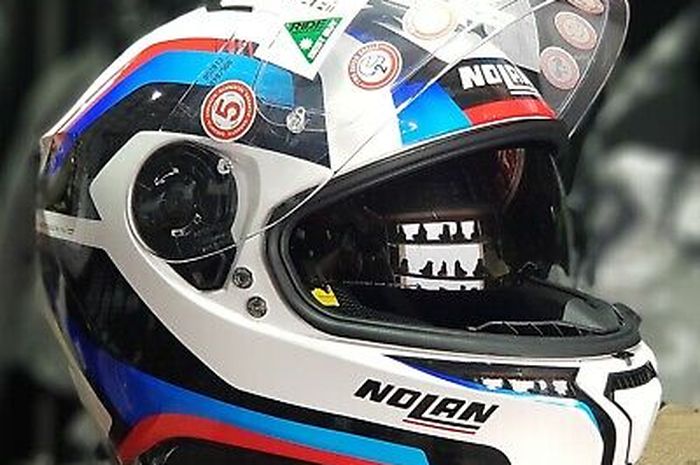 Helm full face dengan double visor lebih banyak dibuat untuk turing