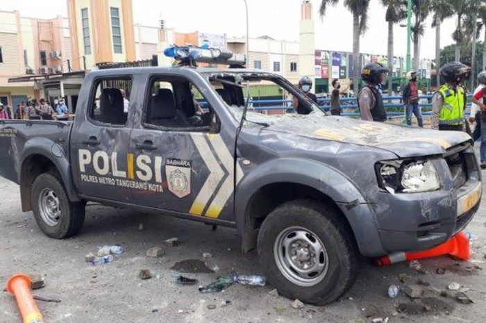 Satu unit mobil Polres Metro Tangerang Kota jadi korban amukan massa demo Undang-undang Omnibus Law Cipta Kerja (Ciptaker) di Jalan Daan Mogot, Batuceper, Kota Tangerang, Kamis (8/10/2020).