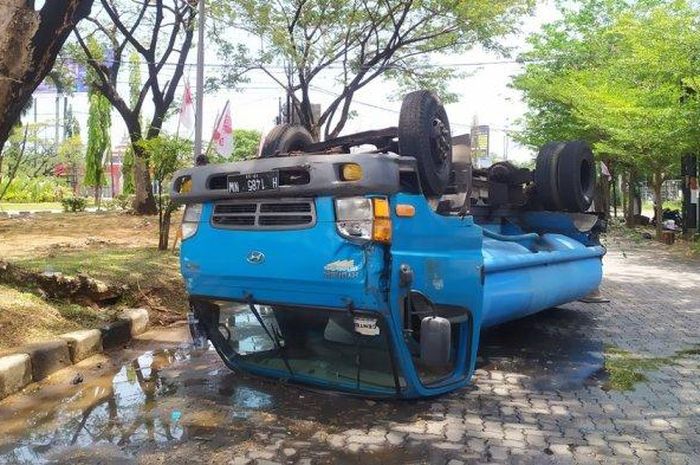 Truk penyiram tanaman terbalik di Jalan Puri Anjasmoro di Kelurahan Tawangsari Kecamatan Semarang Barat atau di depan PRPP , Kamis (8/10/2020). 