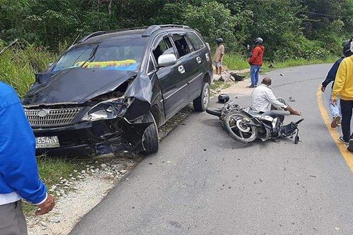 Toyota Kijang Innova nikung makan jalan hingga bikin ambyar dua motor sekaligus di Sintang, Kalimantan Barat