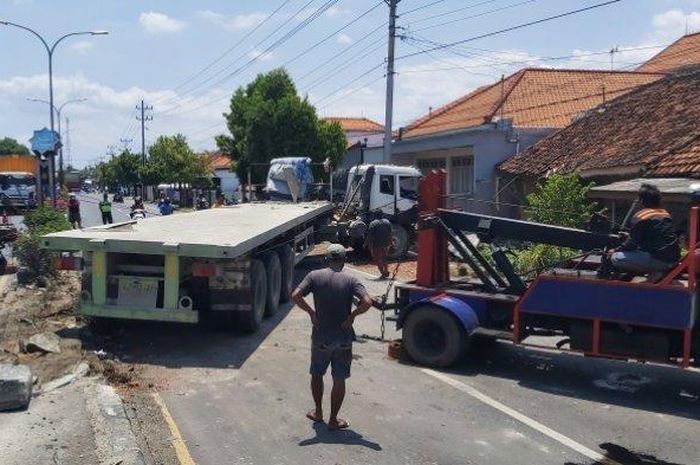Proses evakuasi truk tronton yang menabrak rumah di Jalan Pantura Kota Tegal, Rabu (7/10/2020).  