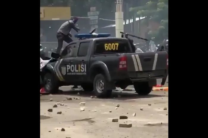 Pengerusakan mobil patroli polisi berbasis oleh massa demonstrasi tolak omnimbus law UU Cipta Kerja di Tangerang, Kamis (8/10/2020).