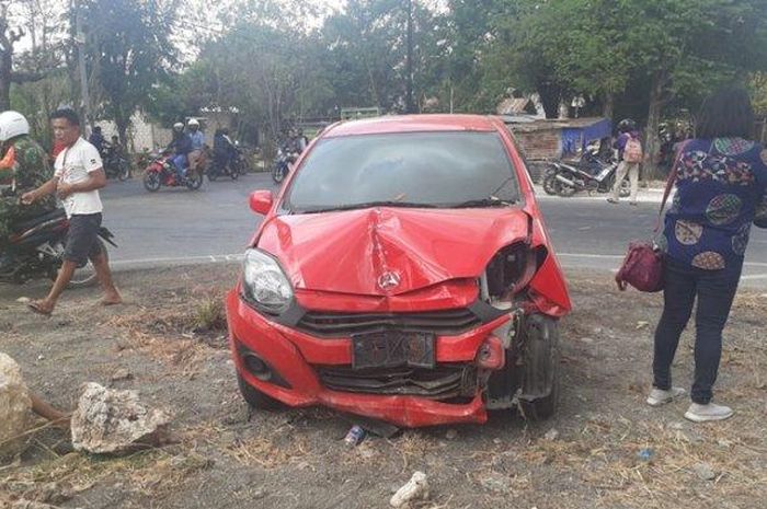 Daihatsu Ayla ringsek separuh tumbuk kios ulah motor ngaco di Taebenu, Penfui, Mualafu, Kupang, Nusa Tenggara Timur