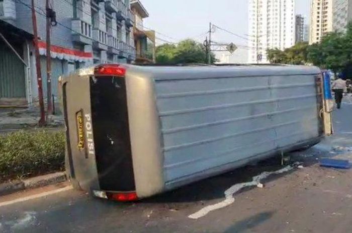 Isuzu Elf polisi dirusak massa rusuh di Pejompongan, Jakarta Utara