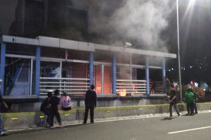 Aksi unjuk rasa penolakan RUU Omnibus Law berujung pada pembakaran dan penjarahan halte-halte Transjakarta