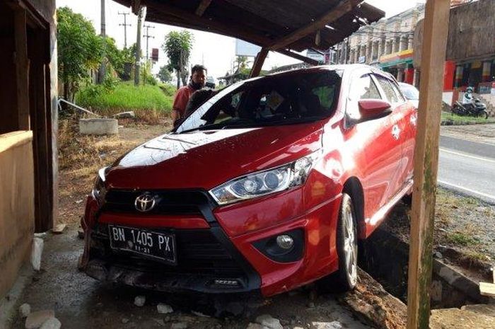 Toyota Yaris melaju sendiri hingga sosor gubuk di seberang jalan saat ditinggal pengemudi beli pulsa