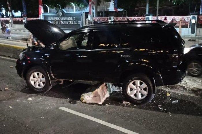 Toyota Fortuner bernomor polisi B 1452 KJA menabrak separator beton di Jalan Gunung Sahari Raya, Pademangan, Jakarta Utara, Rabu (7/10/2020) malam. 