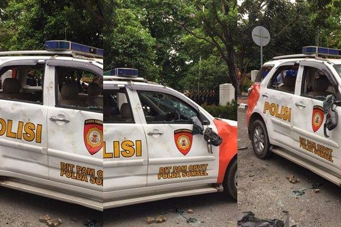 Daihatsu Terios Dit Pam Obvit Polda Sumsel jadi amukan massa demo tolak UU Cipta Kerja di depan gedung DPRD Sumsel