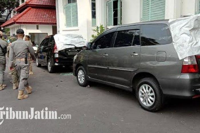 Toyota Kijang Innova dan Avanza Pemkot Malang rusak, kaca pecah terkena lemparan batu pendemo tolak UU Cipta Kerja