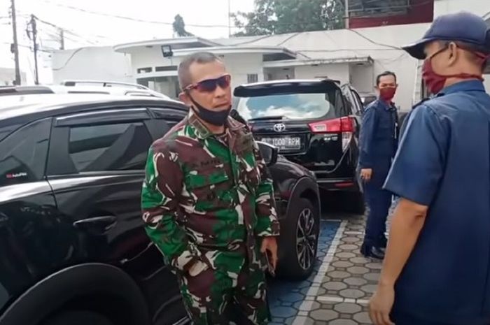 Kolonel Amir sedang diterima pihak Mazda Bandung
