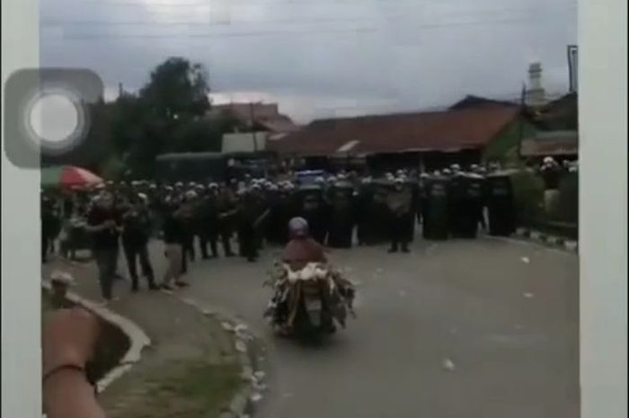 Emak-emak bermotor bawa bebek terjang barikade polisi