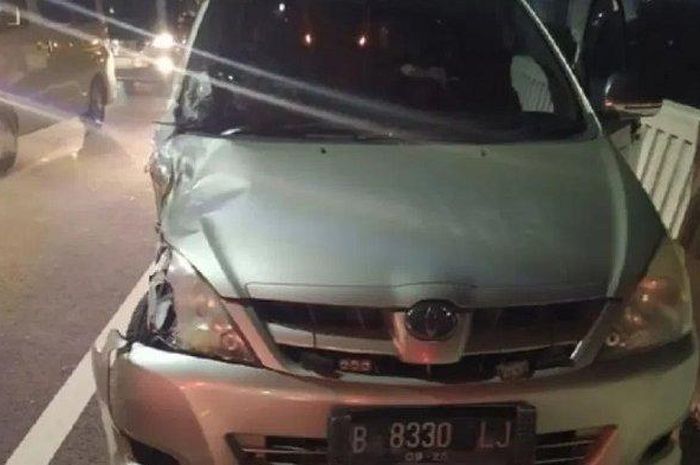 Toyota Kijang Innova yang terlibat kecelakaan beruntun di tol layang Jakarta-Cikampek