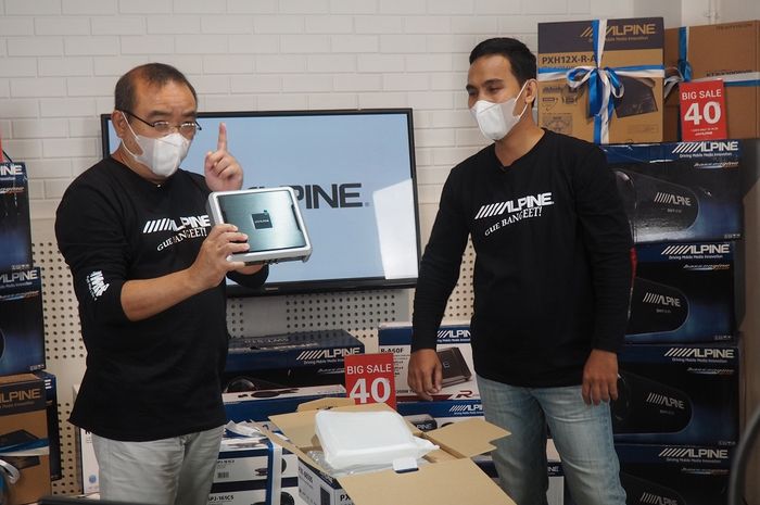 Wahyu Tanuwidjaja (kiri), saat menjelaskan salah satu produk Alpine dalam tayangan live streaming