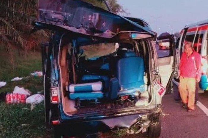 Sebuah minibus terguling di Tol Jakarta-Cikampek, Senin (12/10/2020) pagi sekitar pukul 05.00. Tiga orang meninggal dalam kecelakaan itu, sementara 6 lainnya menderita luka berat. 