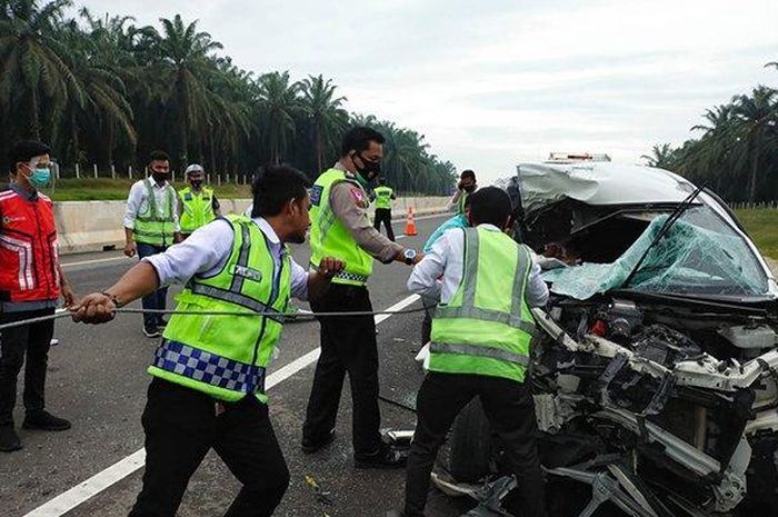 Toyota Avanza hancur lebur di tol Pekanbaru-Dumai