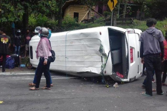 Isuzu Elf terguling di jalan raya Mamuju-Kalukku, Lengke, Kalukku, Sulawesi Barat