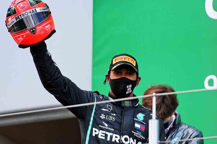 Lewis Hamilton mendapat hadiah helm milik Michael Schumacher setelah mengklaim kemenangannya yang ke-91.