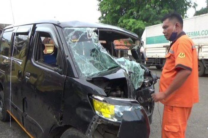 Daihatsu Luxio babak belur di tol Jakarta-Cikampek