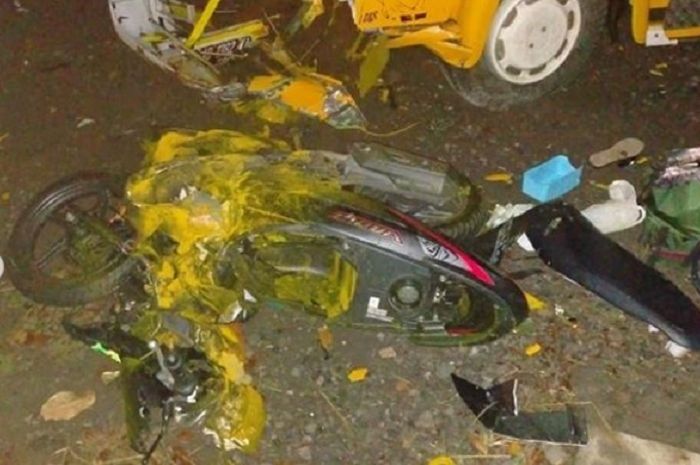 Honda Vario hancur setelah beradu lawan truk