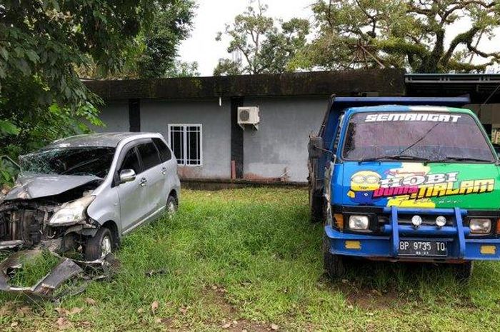 Toyota Avanza terjang dump truk di Bintan, Kepulauan Riau