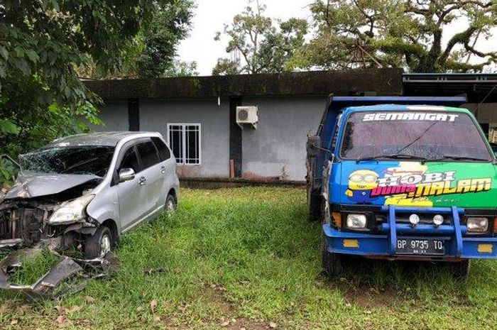 Toyota Avanza Terburai, Depan Ambrol, Pintu Pengemudi Terbelah Terjang
