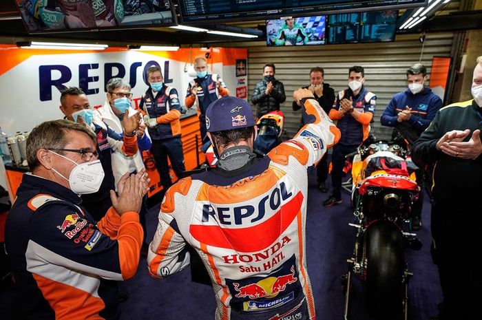 Alex Marquez berbagi kebahagian bersama kru tim Repsol Honda di paddock.